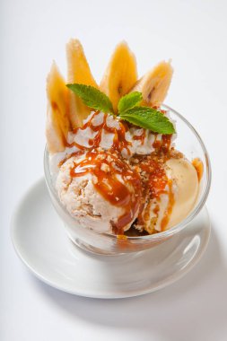 meyve taze muz ve derin bir kabın içinde nane ile dondurma