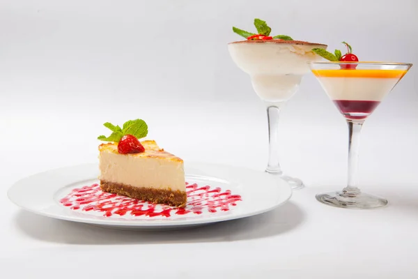 흰색 접시에 신선한 딸기 치즈 케이크 — 스톡 사진