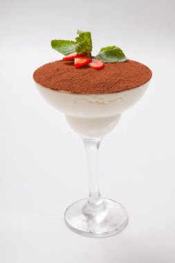 Tiramisu tatlı bir martini cam beyaz zemin üzerine