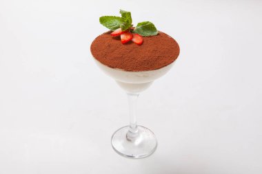 Tiramisu tatlı bir martini cam beyaz zemin üzerine