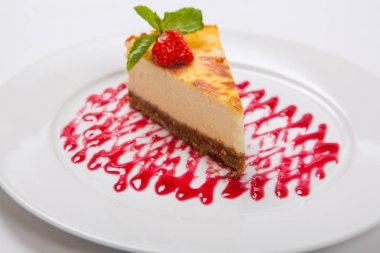 Cheesecake beyaz plaka üzerinde taze çilek ile