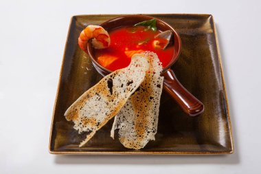 Deniz mahsulleri çorbası. Karides, istiridye ve otlar ile çorbası