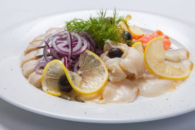 Balık çeşitliliği havyar ve limon ile dilimlenmiş