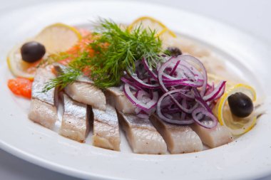 Balık çeşitliliği havyar ve limon ile dilimlenmiş