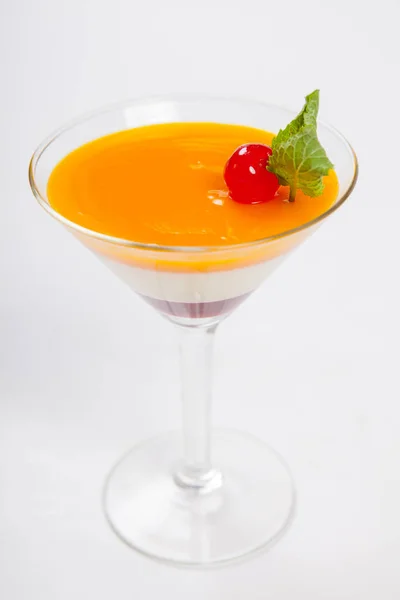 Hermosa mousse de postre servido en una copa de martini — Foto de Stock