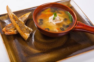 tavuk çorbası ve ekmek beyaz zemin üzerine