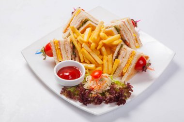 Beyaz bir tabak kızarmış patates ile sandviç farklı türleri