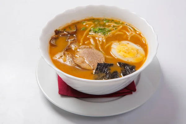 Japonês ramen macarrão sopa no profundidade tigela — Fotografia de Stock