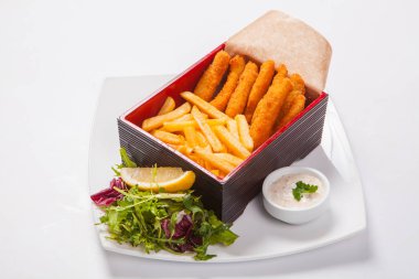 Balık kroket ahşap kutusunda sos ve patates kızartması ile
