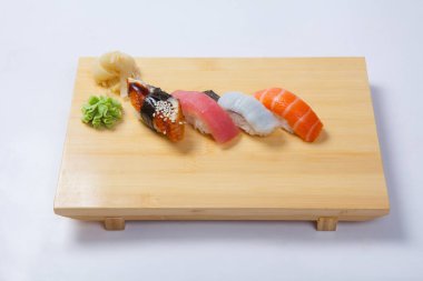 Suşi somon bir ahşap tepsi