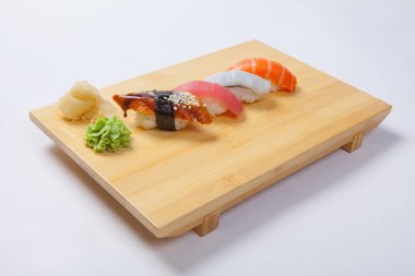 Suşi somon bir ahşap tepsi