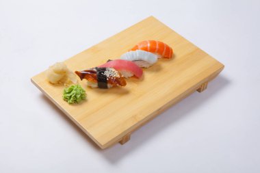 Suşi somon bir ahşap tepsi