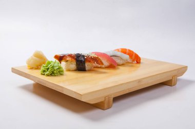 Suşi somon bir ahşap tepsi