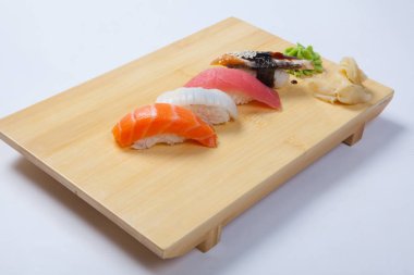 Suşi somon bir ahşap tepsi