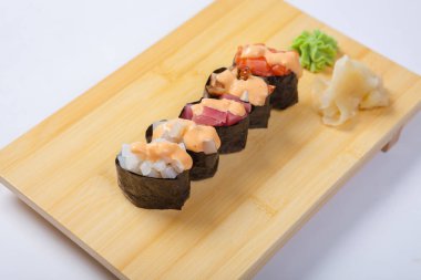 Suşi somon bir ahşap tepsi