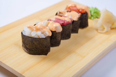 Suşi somon bir ahşap tepsi