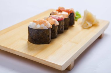 Suşi somon bir ahşap tepsi