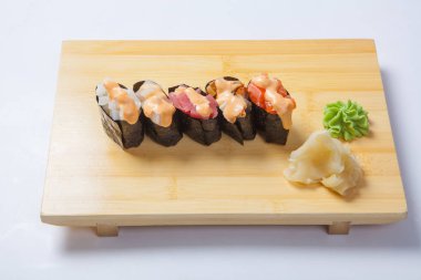 Suşi somon bir ahşap tepsi