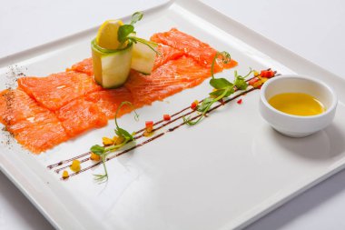 Balığı carpaccio. Beyaz tabakta Somon carpaccio