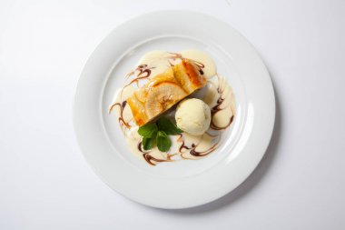 Vanilyalı dondurmalı elmalı turta.