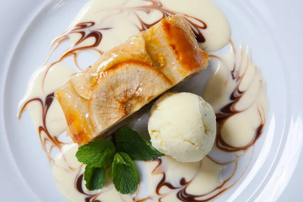 Apple strudel with vanilla ice cream — Stock Photo, Image
