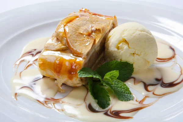 Strudel pomme à la crème glacée vanille — Photo