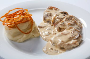 beyaz patates püresi ve mashroom sos ile haşlanmış tavuk