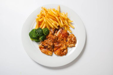 kızarmış tavuk kızartması beyaz plaka üzerinde