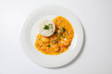 karides yeşillikleri ile ayyaş ve beyaz bir arka plan üzerinde pirinç