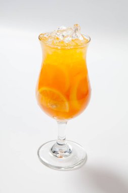 İçki limon, portakal ve beyaz arka plan üzerinde buz ile
