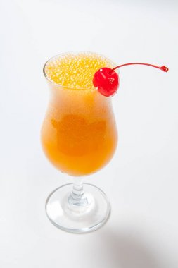 turuncu kokteyl kiraz beyaz arka plan üzerinde ile dekore edilmiş