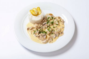 Beyaz pirinç ve mashroom sos ile haşlanmış tavuk