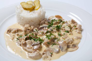 Beyaz pirinç ve mashroom sos ile haşlanmış tavuk