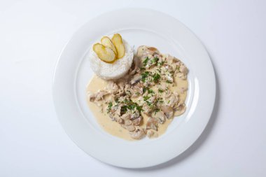 Beyaz pirinç ve mashroom sos ile haşlanmış tavuk