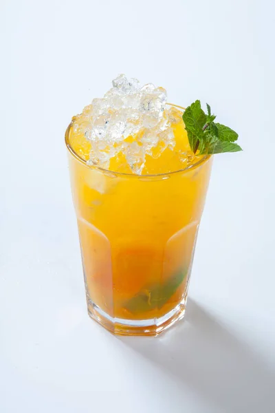 Летний лимонад с апельсином, льдом и мятой — стоковое фото