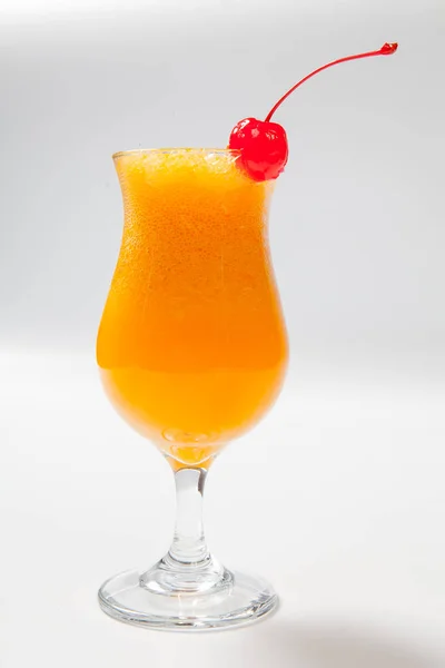 Cocktail laranja decorado com cereja no fundo branco — Fotografia de Stock