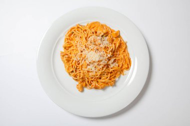 Tavukla, domates, soğan ve sarımsak baharatlı sos pişmiş spagetti.