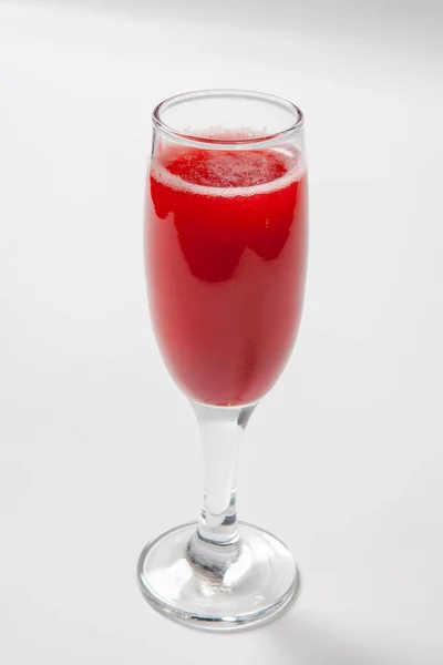 白い背景の上のガラスの赤ワイン — ストック写真