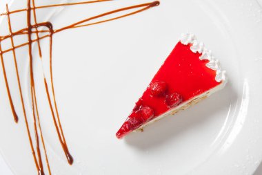 Tatlı - beyaz plaka üzerinde çilek soslu Cheesecake