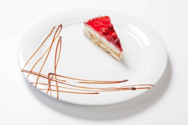 Tatlı - beyaz plaka üzerinde çilek soslu Cheesecake