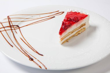 Tatlı - beyaz plaka üzerinde çilek soslu Cheesecake