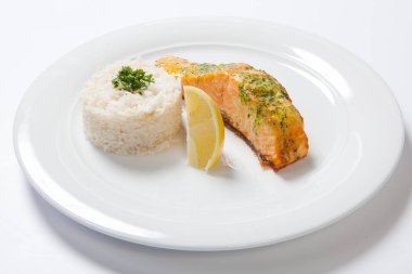 Somon hissesi ile beyaz zemin üzerine haşlanmış yükselişi