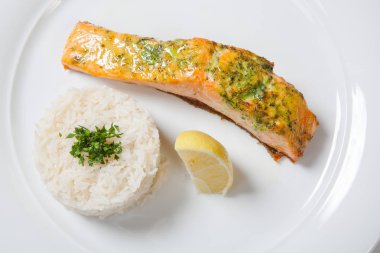 Somon hissesi ile beyaz zemin üzerine haşlanmış yükselişi