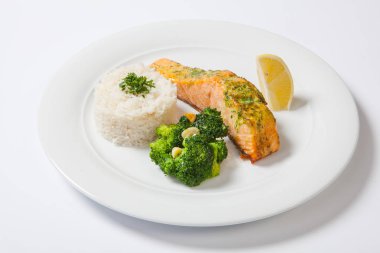 Somon hissesi ile beyaz zemin üzerine haşlanmış yükselişi