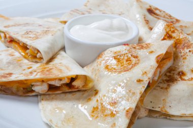 Özgün mexican quesadilla tavuk ve sebze ile
