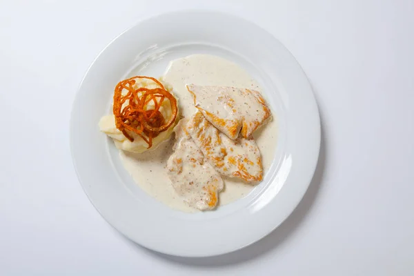 Pechuga de pollo con puré de papa, cebolla y salsa — Foto de Stock