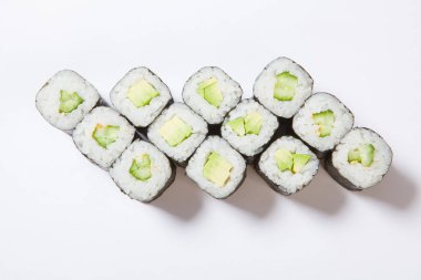 Bir plaka ile sushi ve rulo çeşitleri