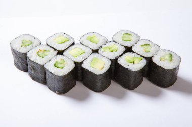 Bir plaka ile sushi ve rulo çeşitleri