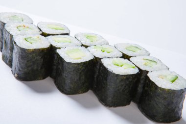 Bir plaka ile sushi ve rulo çeşitleri