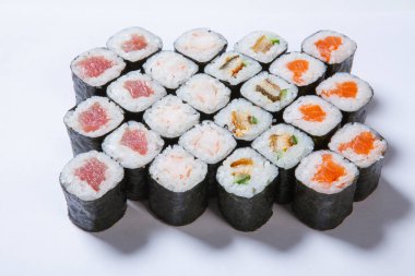 Bir plaka ile sushi ve rulo çeşitleri